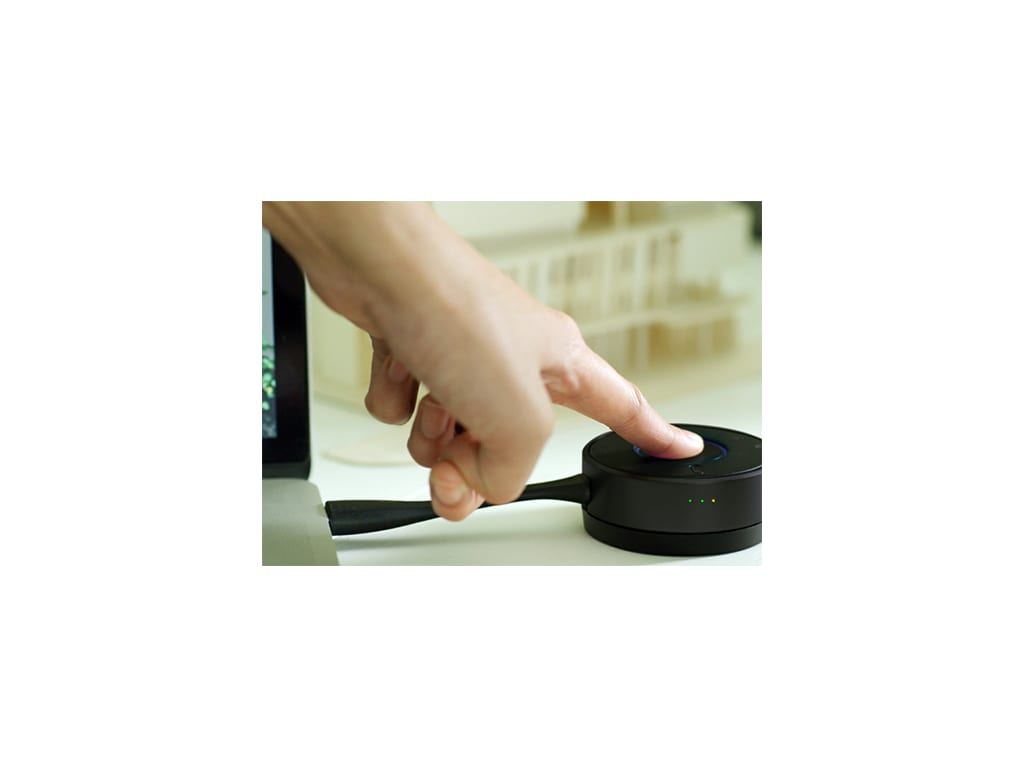 https://res.cloudinary.com/iwh/image/upload/q_auto,g_center/w_1024,h_768,c_lpad/assets/1/26/Optoma_QuickCast-Pro-Kit_Image06.jpg