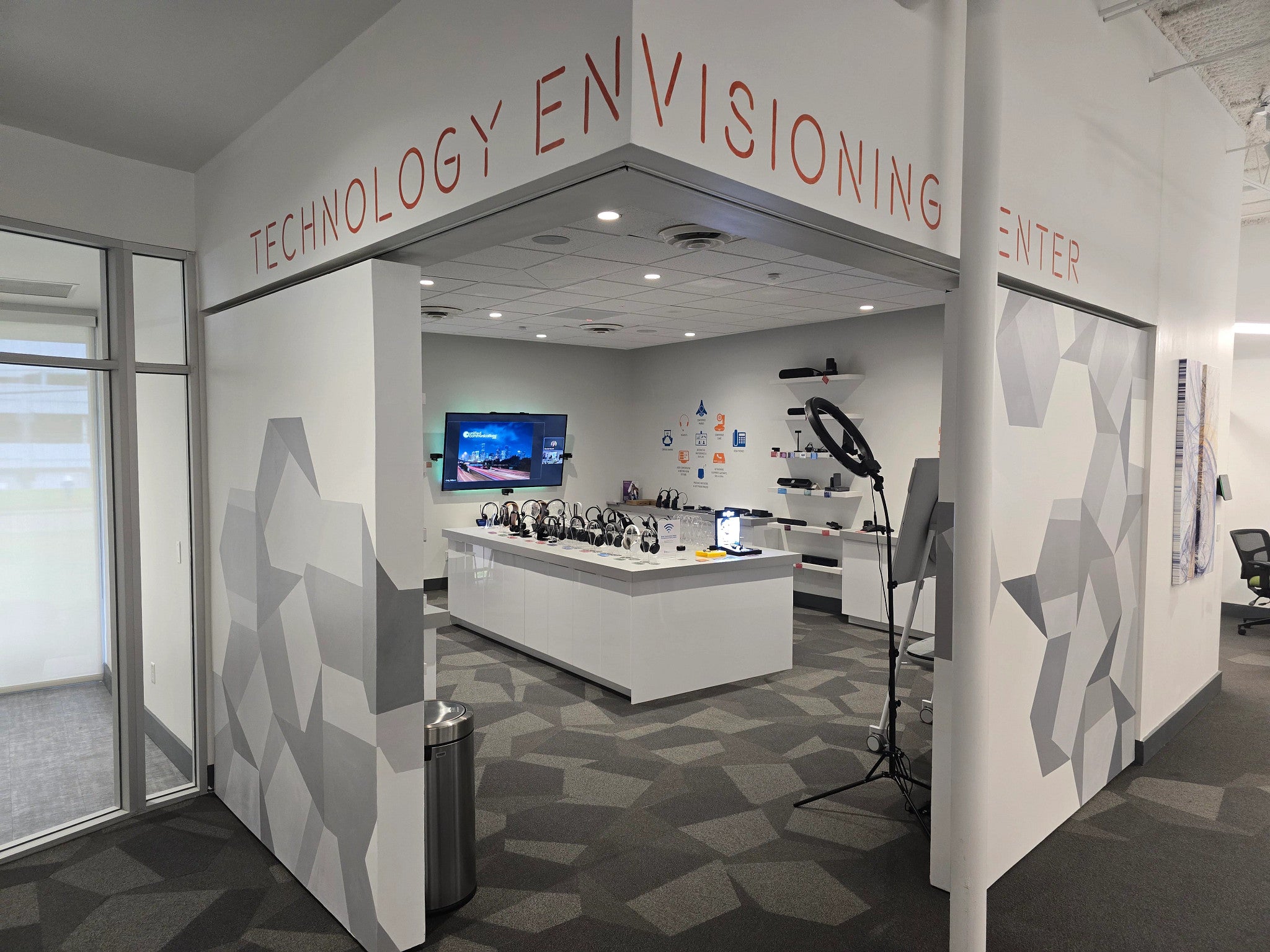 https://shure.widen.net/content/awaxk5pefl/jpeg/UnifiedCommunications-IMXRK80-TechnologyEnvisioningCenter.jpeg